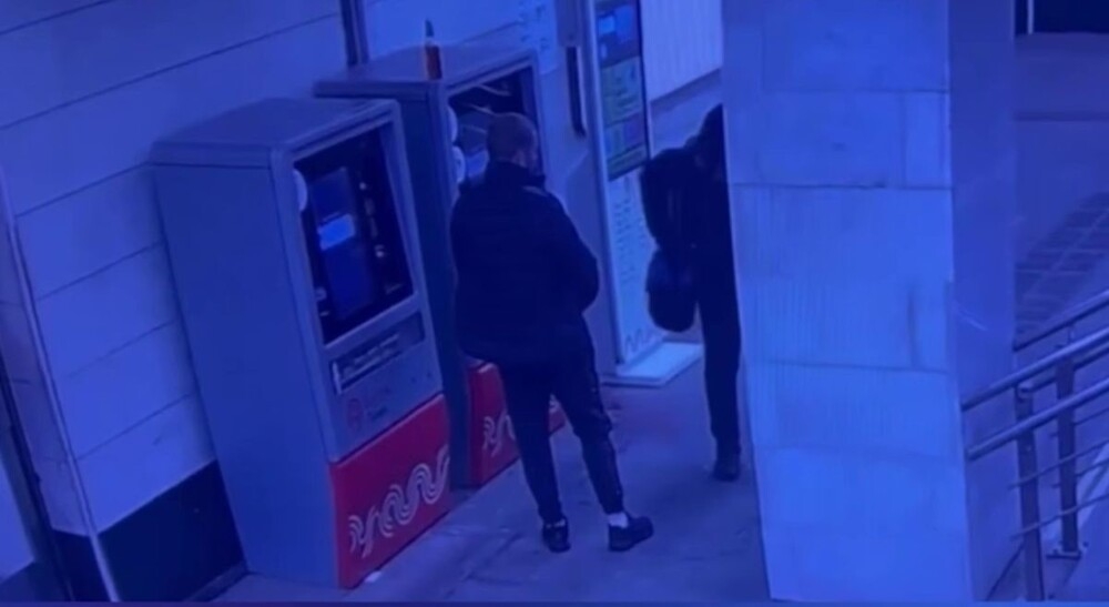 Мужчина скончался после избиения в переходе станции метро
Мужчина скончался после избиения в переходе станции метро