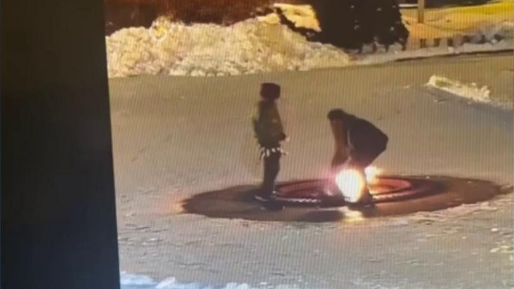 
        Парень и&nbsp;девушка пытались прикурить сигарету в&nbsp;чаше Вечного огня и&nbsp;похитили корзину с&nbsp;цветами    