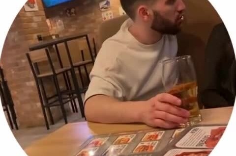 
        Девушка удивила наглого незнакомца    