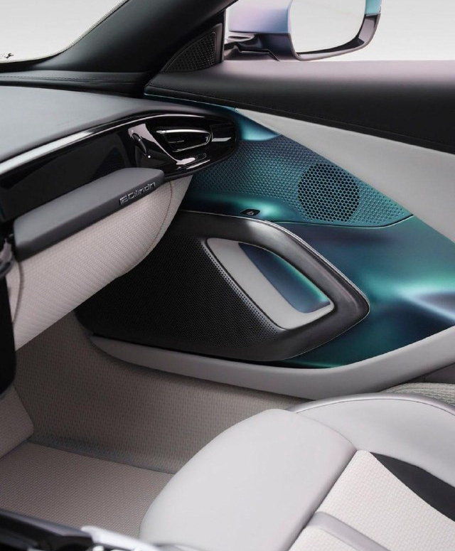 Спорткар-хамелеон от Ferrari (3 фото + видео)