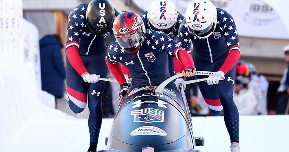 Американские бобслеисты выпали из боба во время соревнований
Американские бобслеисты выпали из боба во время соревнований