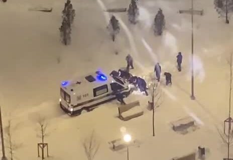 
        Москвичи вытолкнули из&nbsp;сугроба машину скорой помощи    