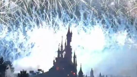 
        Новогодний салют над&nbsp;пирамидами Хеопса и&nbsp;над&nbsp;парижским Диснейлендом    