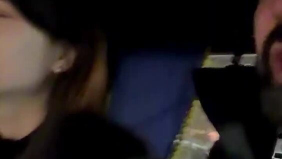 20-летняя девушка работает на тракторе и убирает город от снега
20-летняя девушка работает на тракторе и убирает город от снега