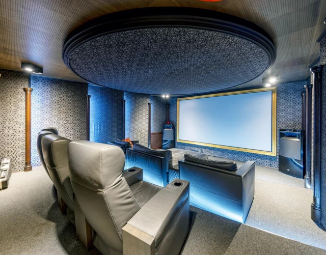 Стивен Сигал продает свой особняк в Подмосковье за 700 млн Стивен Сигал продает свой особняк в Подмосковье за 700 млн