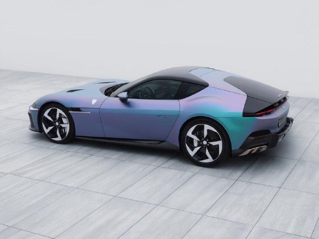 Спорткар-хамелеон от Ferrari (3 фото + видео)