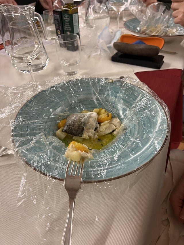 Странная подача блюд в кафе и ресторанах (22 фото)