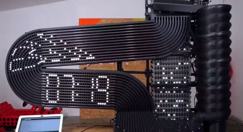 Часы, которые показывают время шариками
Часы, которые показывают время шариками