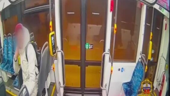 
        Мужчина похитил сумку забывчивой пассажирки    