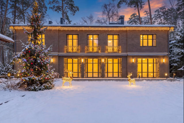 Стивен Сигал продает свой особняк в Подмосковье за 700 млн Стивен Сигал продает свой особняк в Подмосковье за 700 млн