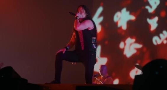 Буддийский монах на концерте металлистов
Буддийский монах на концерте металлистов