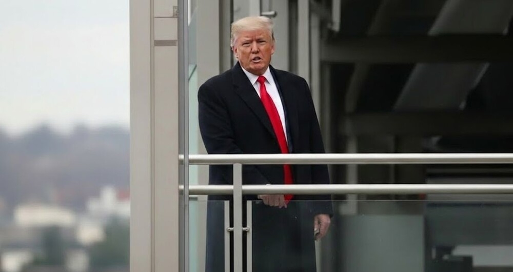 
        Трамп показал средний палец работнику завода в&nbsp;Детройте    