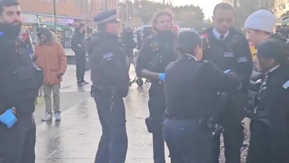 
        Женщину в&nbsp;Лондоне арестовали и&nbsp;выписали штраф за&nbsp;кормление голубей    