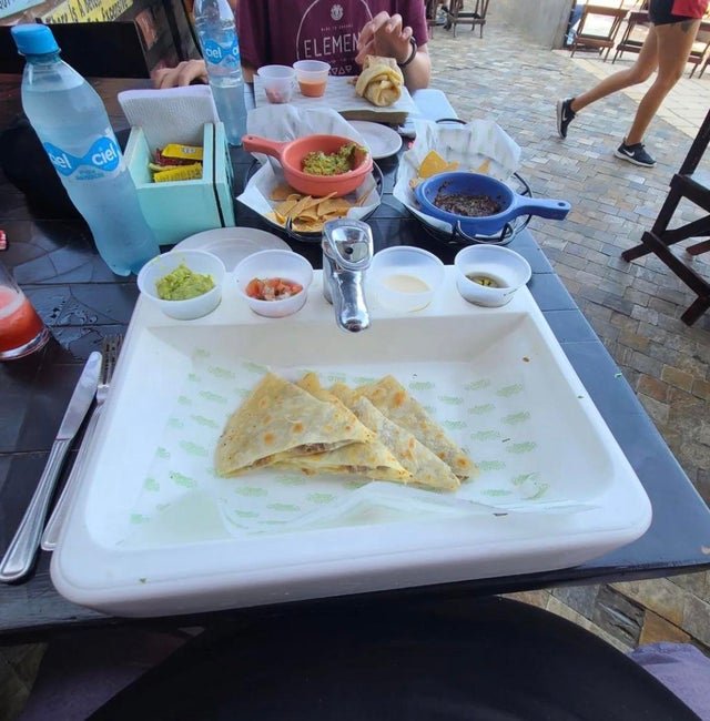 Странная подача блюд в кафе и ресторанах (22 фото)