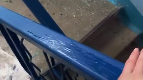 
        Девушка поделилась опытом уборки подъездов    