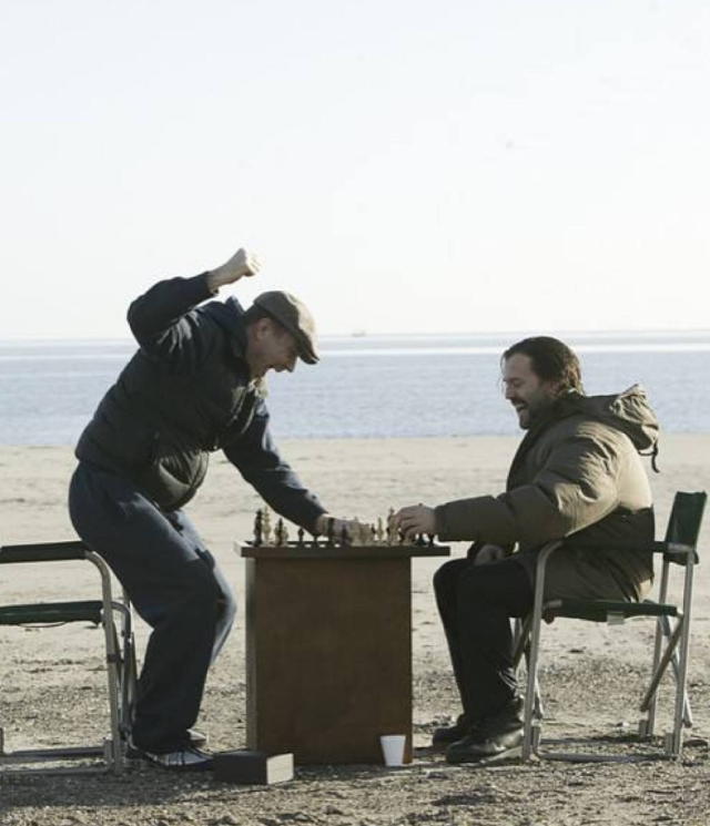 Чем Гай Ричи занимается на съемочной площадке во время перерывов? Чем Гай Ричи занимается на съемочной площадке во время перерывов?