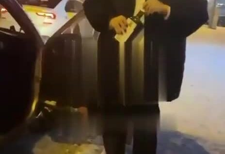 
        Пассажирка напала на&nbsp;таксиста за&nbsp;отказ подключиться к&nbsp;Bluetooth    