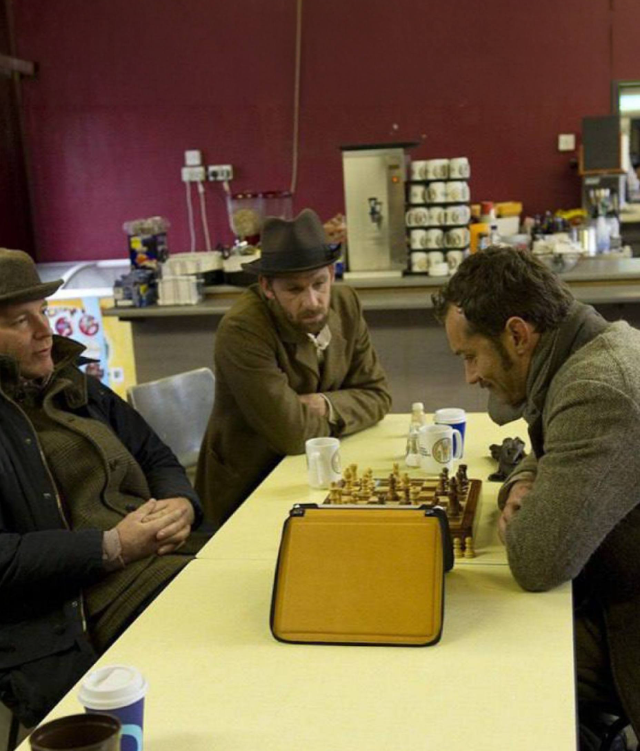 Чем Гай Ричи занимается на съемочной площадке во время перерывов? Чем Гай Ричи занимается на съемочной площадке во время перерывов?