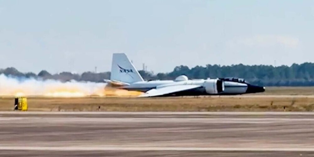 Аварийная посадка научного самолета в Техасе
Аварийная посадка научного самолета в Техасе