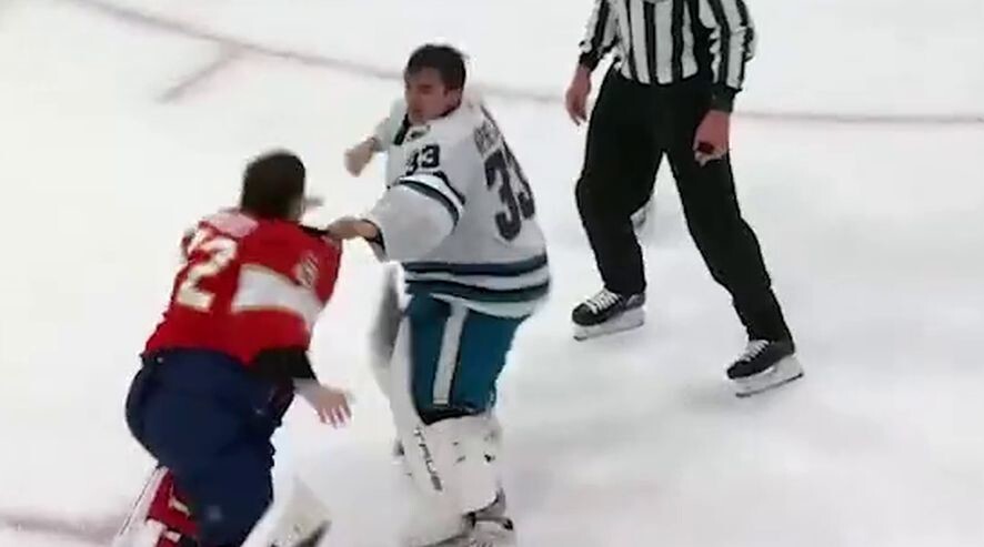 Драка вратарей в НХЛ: Бобровский сошёлся с американским голкипером
Драка вратарей в НХЛ: Бобровский сошёлся с американским голкипером