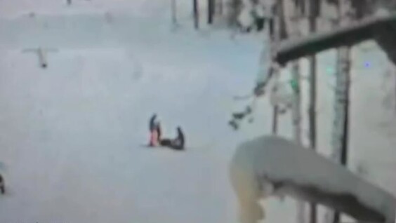 
        Мужчина напал на&nbsp;мальчика, который случайно сбил на&nbsp;горке его&nbsp;жену    