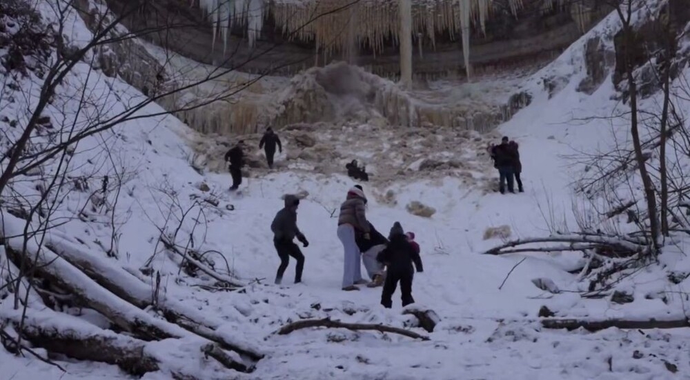 
        В&nbsp;Эстонии на&nbsp;туристов обрушился "замерзший водопад"    