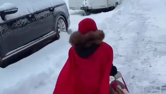 
        Московская семья хранит добрую зимнюю традицию: пирожки для&nbsp;работников на&nbsp;морозе    