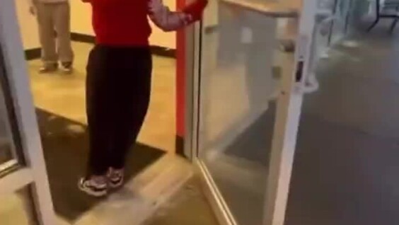 Девушка дала отпор задире
Девушка дала отпор задире