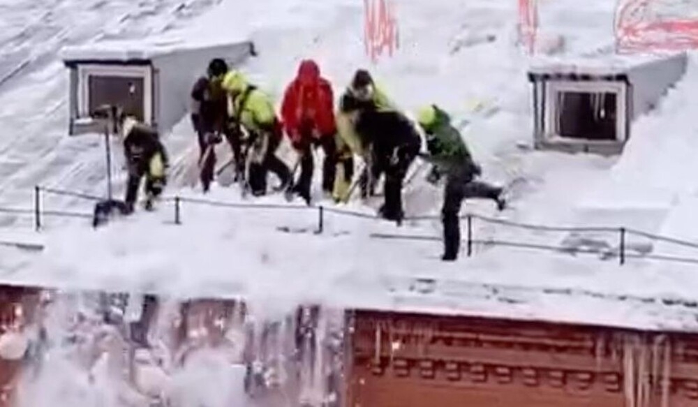 
        В&nbsp;Москве мужчины чистили крышу без&nbsp;всякой страховки    