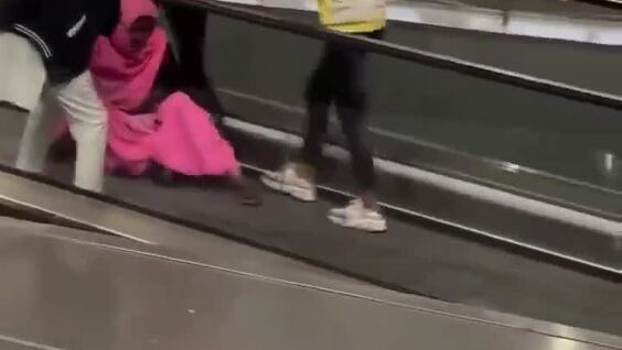 
        Первые попытки мигрантов освоить эскалатор в&nbsp;Ирландии    