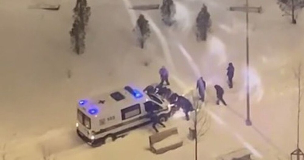 
        Москвичи вытолкнули из&nbsp;сугроба машину скорой помощи    