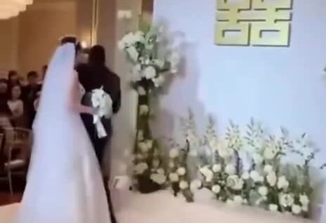 
        Во&nbsp;время свадьбы в&nbsp;Китае младший брат невесты облил жениха красной краской в&nbsp;знак протеста    