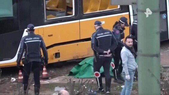 
        Трамвай в&nbsp;Милане сошел с&nbsp;рельсов и&nbsp;влетел в&nbsp;витрину магазина    