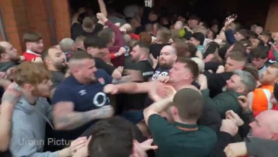 
        Жёсткая драка продолжалась два&nbsp;часа в&nbsp;Британии в&nbsp;борьбе за&nbsp;мяч    