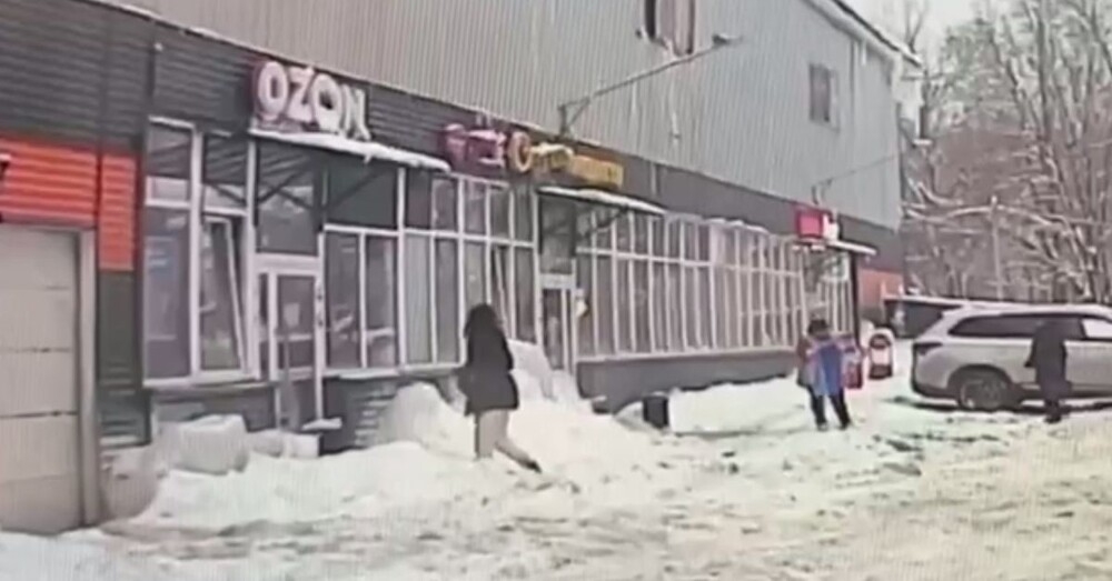 Женщина пострадала при падении наледи с крыши
Женщина пострадала при падении наледи с крыши