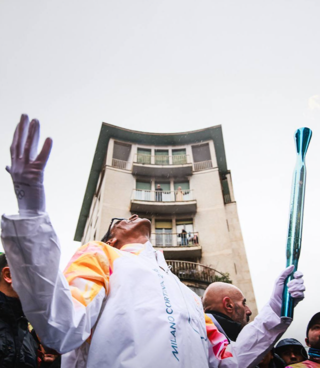 Снуп Догг несет олимпийский огонь