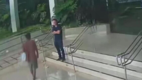 
        В&nbsp;Бразилии мужик после успешной операции на&nbsp;зрение снова ослеп возле клиники    