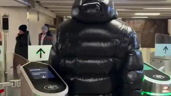 
        Иностранцы удивляются оплате лицом в&nbsp;московском метро    