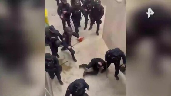 
        Полиция жёстко расправилась с&nbsp;буйными футбольными фанатами в&nbsp;Испании    