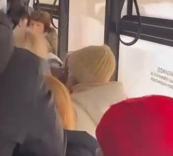 В Москве пассажирка трамвая избила подростков из-за места
В Москве пассажирка трамвая избила подростков из-за места