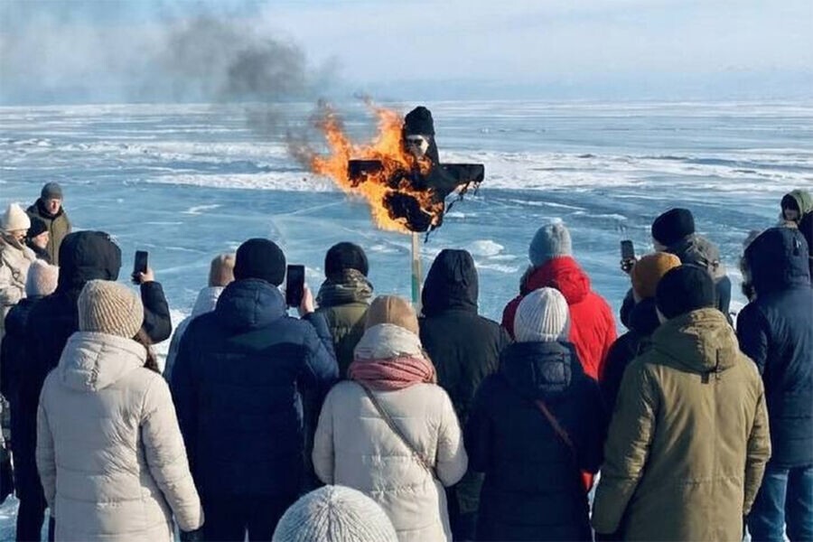 Чучело Shamanа сожгли на Байкале: местные ответили артисту за «поцелуй» священного озера
Чучело Shamanа сожгли на Байкале: местные ответили артисту за «поцелуй» священного озера