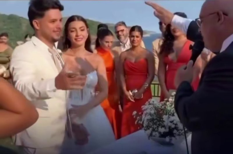 
        В&nbsp;Испании жених случайно &laquo;отбил пятюню&raquo; священнику на&nbsp;свадьбе    