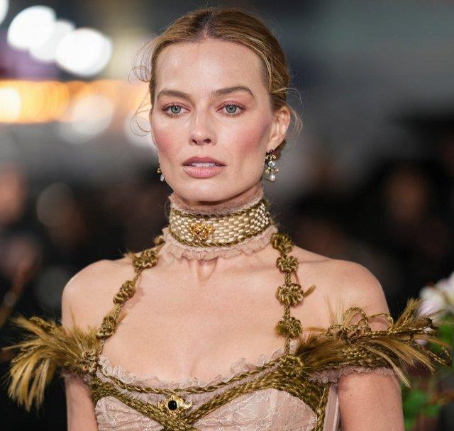 Марго Робби захейтили в соцсетях из-за фото без ретуши