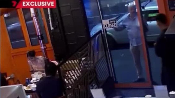 В Австралии пьяный дебошир метнул стул в охранника и вырубил собственного друга
В Австралии пьяный дебошир метнул стул в охранника и вырубил собственного друга