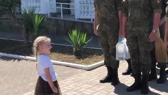 
        "Товарищ девочка": малышка встретила курсантов по&nbsp;пути из&nbsp;садика    