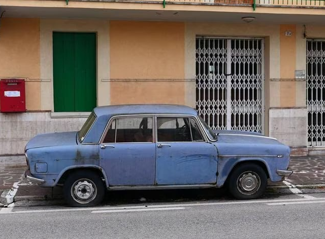 В Италии машина провела на одном месте 47 лет и превратилась в местную легенду В Италии машина провела на одном месте 47 лет и превратилась в местную легенду