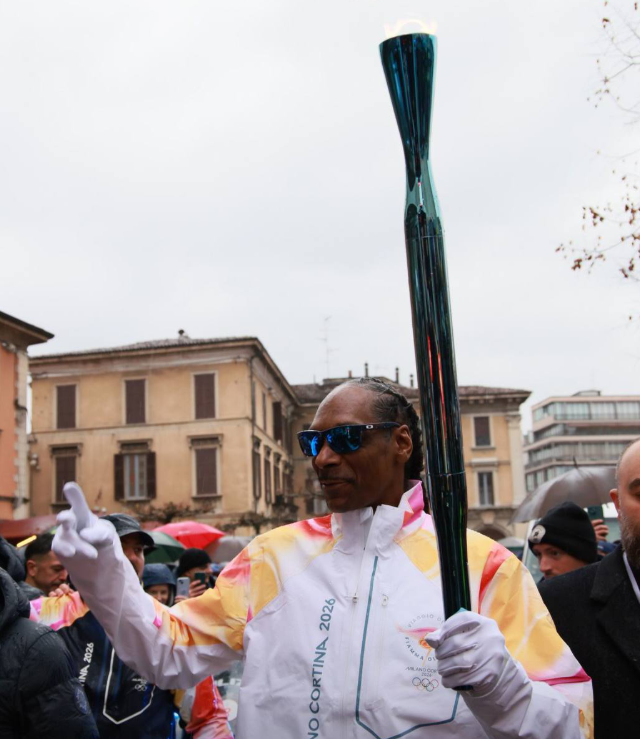 Снуп Догг несет олимпийский огонь