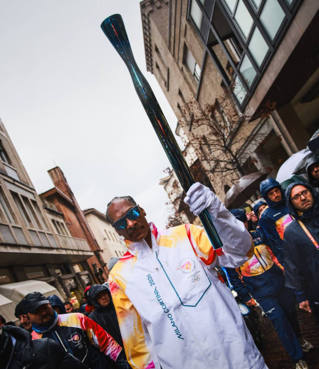 Снуп Догг несет олимпийский огонь