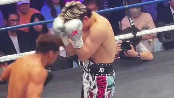 Японский боксер пропустил около 40 ударов, а затем одним хуком нокаутировал соперника
Японский боксер пропустил около 40 ударов, а затем одним хуком нокаутировал соперника