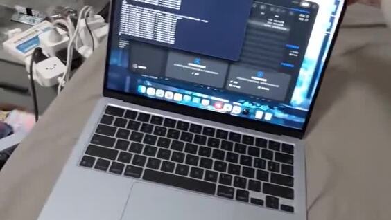 
        Разработчик научил Mac&nbsp;стонать при&nbsp;ударах по&nbsp;нему    